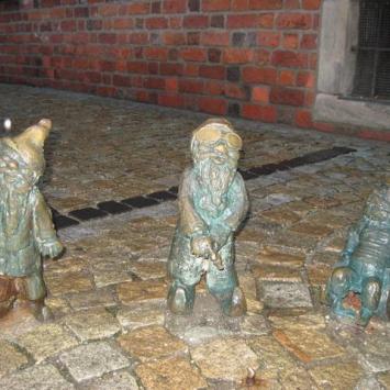 Krasnale Ślepak i Głuchak. Obok Krasnala W-Skersa należą do trójki niepełnosprawnych krasnali Wrocławia., Danuta
