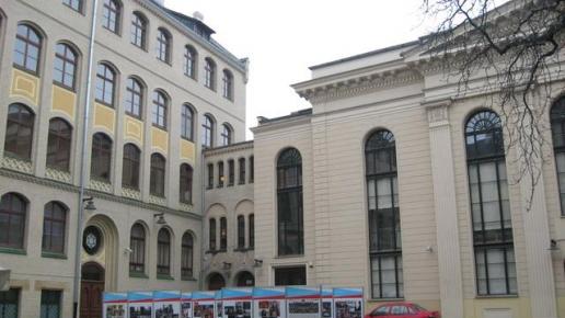 Synagoga pod Białym Bocianem a obok Dom Modlitw, Danuta