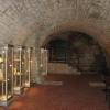W odrestaurowanych pomieszczeniach piwnicznych, oglądaliśmy ekspozycję odkryć archeologicznych, Danuta