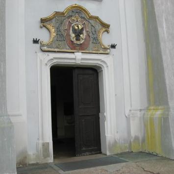 Nad wejściem głównym świątyni oglądamy herb i monogram Kajetana Sołtyka, Danuta