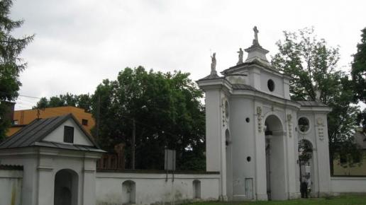 kościół otacza mur z bramami, Danuta
