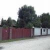ogrodzenie budynków Kargula i Pawlaka z pamiątkową tablicą, Danusia
