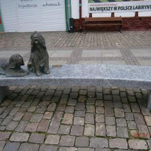 Ławeczka z pieskiem w Łebie