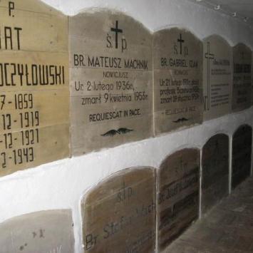 W 36 wykutych w skale niszach grobowych znajdują się szczątki paulinów, Danuta