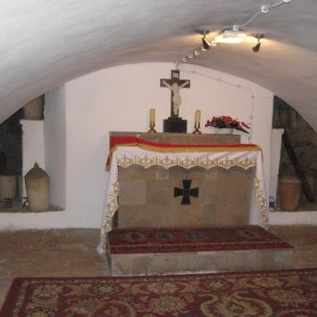 W najbardziej zaszczytnym miejscu, pod ołtarzem Matki Bożej znajduje się niewielki ołtarz, Danuta