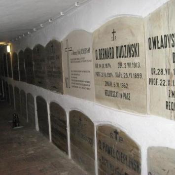 Przez kilka wieków chowani byli tu paulińscy mnisi. , Danuta