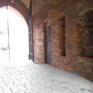 zamek, baszta czarownic, dziedziniec zamkowy ta i 17 kolejnych fot, mokunka