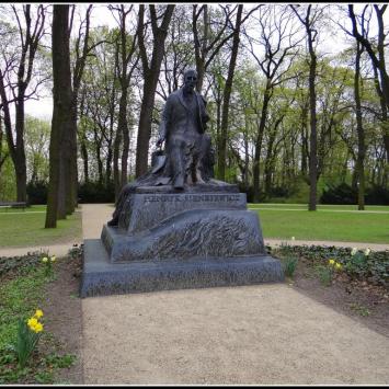 Pomnik Sienkiewicza w Łazienkach, Marcin_Henioo