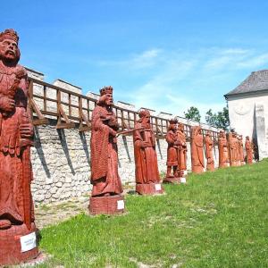 Rzeźby królów na zamku w Szydłowie