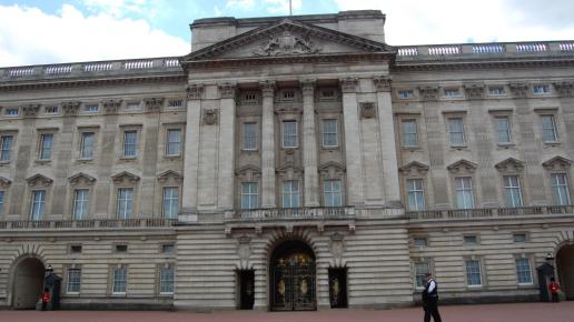 Palac Buckingham sławny balkon z którego rodzina królewska pozdrawia poddanych, Jan Nowak