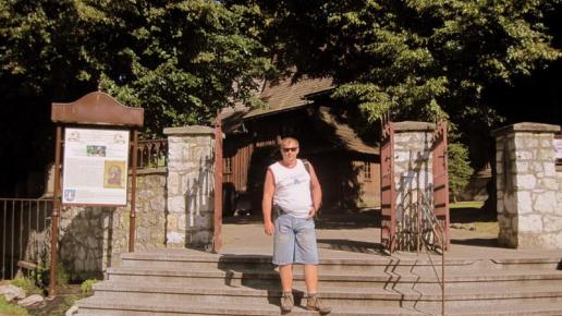 przed zabytkowym kościołem w Modlnicy, Roman Świątkowski
