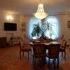 Ośrodek Chopinowski w Szafarni=salon z ekspozycją, Danusia