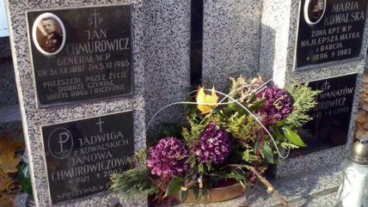 tu pochowany jest generał Jan Chmurowicz, mokunka