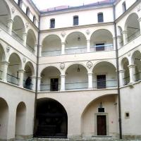 dziedziniec na zamku Piaskowa Skała, Roman Świątkowski