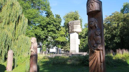 Rzeźby pod Domem Kultury