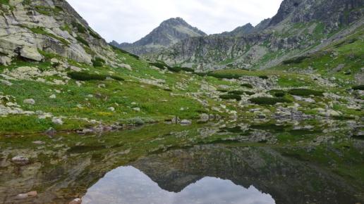 Szczyrbski Szczyt odbija się w Stawie nad Skokiem, Maciej A