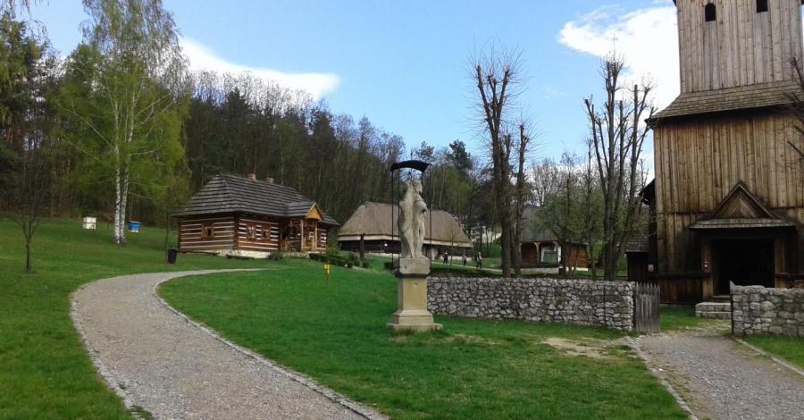 Skansen w Wygiełzowie i Zamek Lipowiec w Babicach - zdjęcie