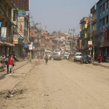 Typowa ulica Katmandu - pył unoszący się i wysoka temperatura 35'C, Tadeusz Walkowicz