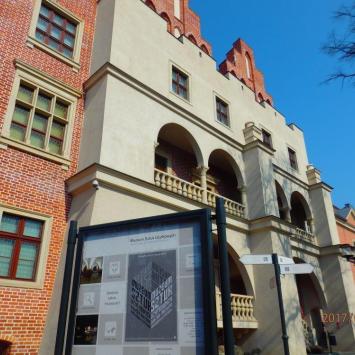 przed zamkiem i muzeum , Barsolis Karol Turysta Kulturowy