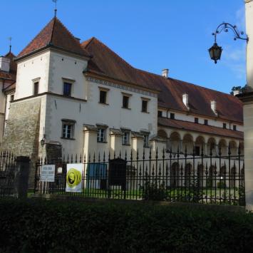 Sucha Beskidzka - zamek, park i rynek. - zdjęcie