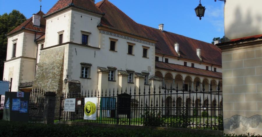 Sucha Beskidzka - zamek, park i rynek. - zdjęcie