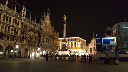 Plac mariacki, nowy ratusz i kolumna maryjna z XVII w., EmiZtg