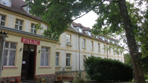 Pałac w Trzęsaczu, allie