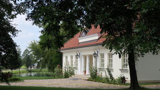 Dwór w Dąbrowie, Cezary