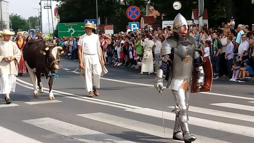 Rycerz Adam de Tarnowice i chłop Rybka z tyłu