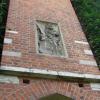 płaskorzeźba nad bramą, Joanna