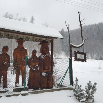 Rzeźby przed leśniczówką w Żabnicy, EmiZtg