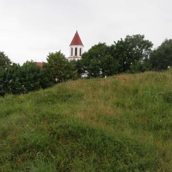 widok z grodziska na kościół w Surażu, Joanna