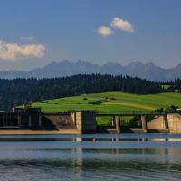 Podczas rejsu po Jeziorze Czorsztyńskim widziane ... zapora i Tatry, Fasola na Szlaku