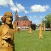 drewniane figurki przy kościele, toja1358