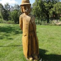 drewniane figurki przy kościele, toja1358