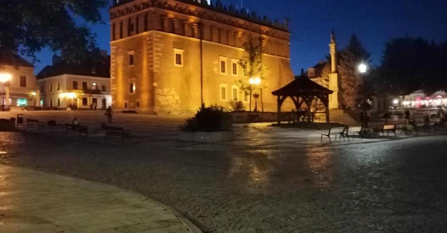 Sandomierz w deszczu. - zdjęcie