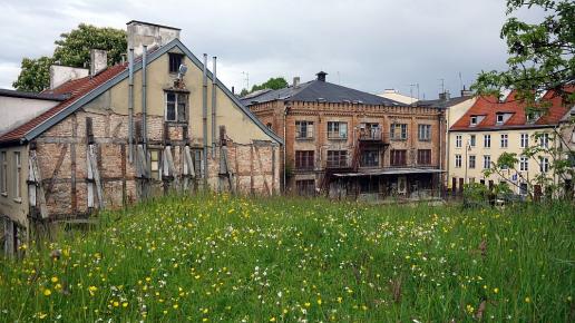Widok z bastionu św. Gertrudy na budynki przy placu wałowym, allie
