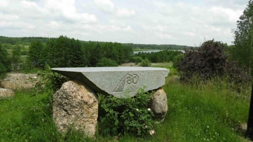ołtarz na Górze Ekumenicznej i widok na Zalew Ozierany, Joanna