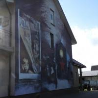 murale w Wiźnie, deportacje na wschód, dziewczynka w oknie patrzy na odjeżdżających rodziców, Joanna