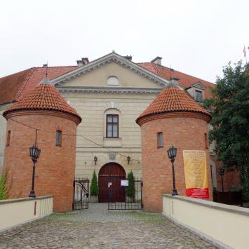 Most arkadowy wiodący do zamku w Pułtusku , allie
