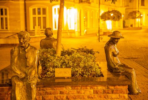 Tarnów nocą - Ławeczka Poetów