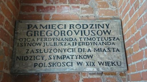 Tablica poświęcona Gregoriovusowi, Mariusz