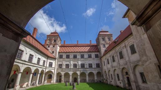 Zamek w Niemodlinie - dziedziniec