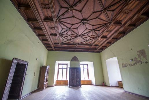 Sala z pięknym stropem z herbami