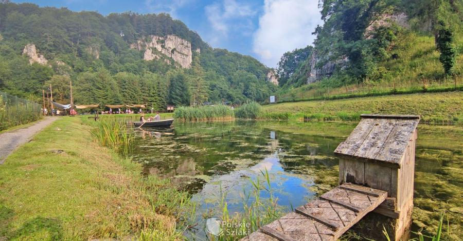 Ojcowski Park Narodowy z glampingiem w tle - zdjęcie