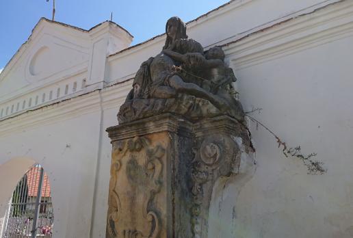 Pieta na murze kościoła w Milinie, Mariusz