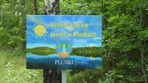 Pluski - tablica przy wjeździe, Joanna