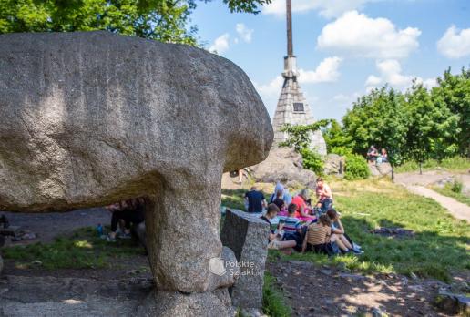 kultowa rzeżba niedźwiedzia