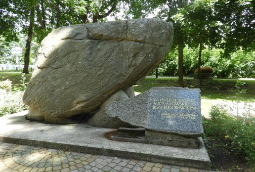 głaz upamiętniający 150 lat Kanału Augustowskiego, Joanna