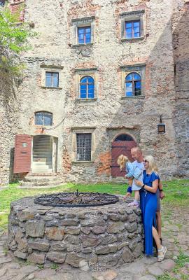 Zamek Grodno i studnia